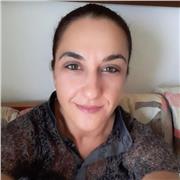 Laureata in economia, impartisce lezioni private a studenti di scuole medie inferiori e elementari